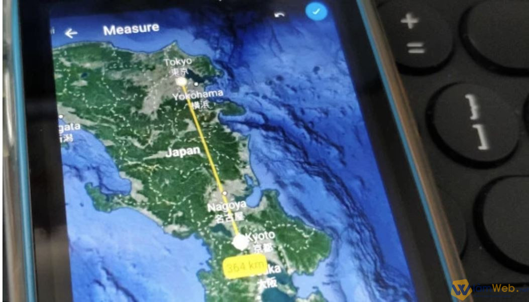 Người dùng Internet sử dụng Google Earth để đo khoảng cách giữa các thành phố hay các tỉnh thành ở các địa phương trực tuyến.